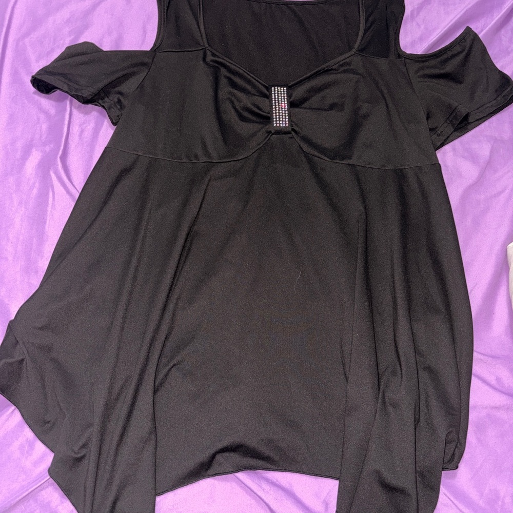 EMERY ROSE Plus Cold Shoulder Ruched Asymmetrical Hem Tee - Picture 4 of 4